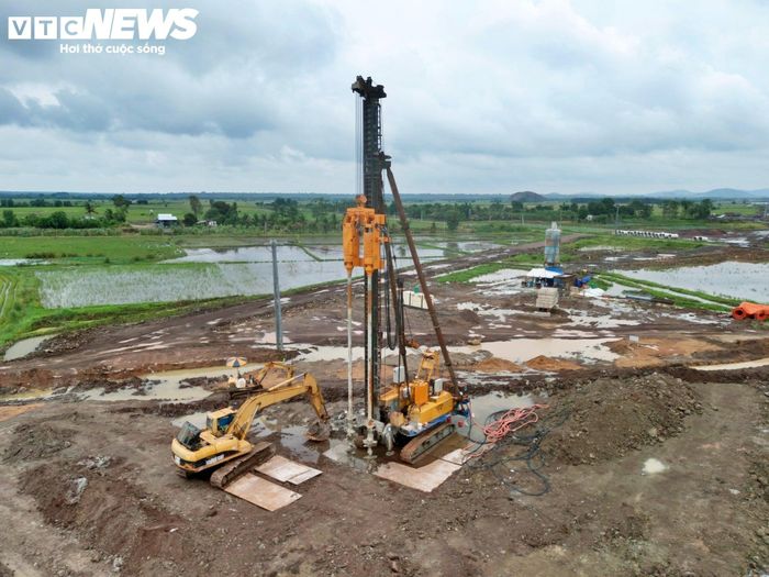 Theo đại diện Công ty Cổ phần Lizen, đơn vị đảm nhận gói thầu số 18 dài hơn 32 km, đến nay đã huy động 133 cán bộ, kỹ sư và công nhân kỹ thuật thường xuyên bám sát công trường để tổ chức thi công.