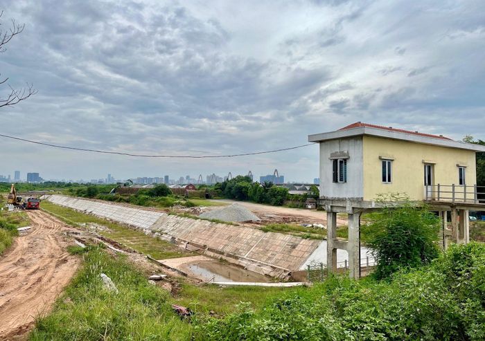 Hệ thống kênh dẫn đang tiếp tục được hoàn thiện. Ảnh: Tùng Nguyễn