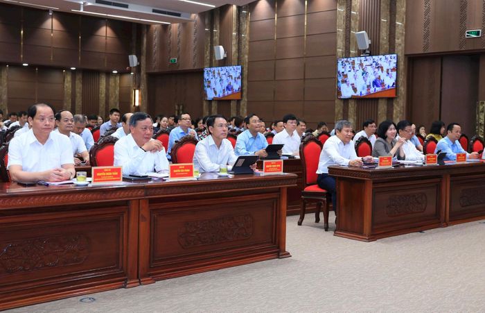 Các đồng chí lãnh đạo thành phố Hà Nội dự tại điểm cầu Thành ủy Hà Nội. Ảnh: Quang Thái