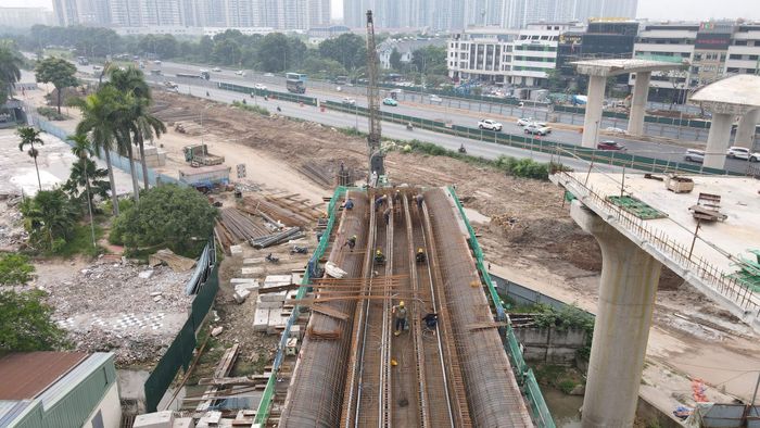 Các mũi thi công đang được triển khai đồng loạt trên công trường. Ảnh: Phạm Công