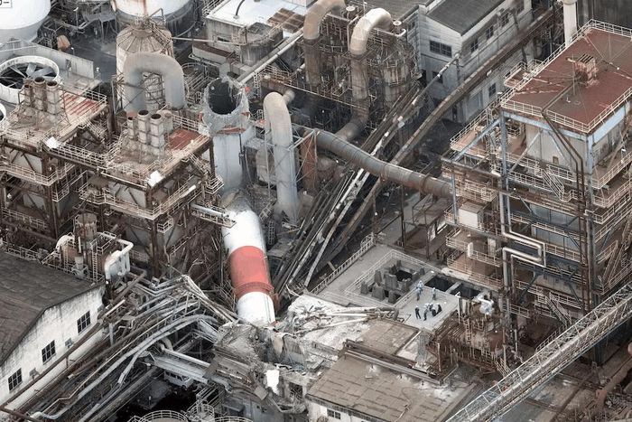 Một ống khói bị sập tại nhà máy của Nippon Paper Industries sau trận động đất. Ảnh: Reuters