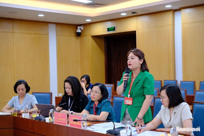 Chủ tịch Ủy ban MTTQ Việt Nam phường Ô Chợ Dừa Đào Thị Minh Hiền chia sẻ. Ảnh: Lê Dung.