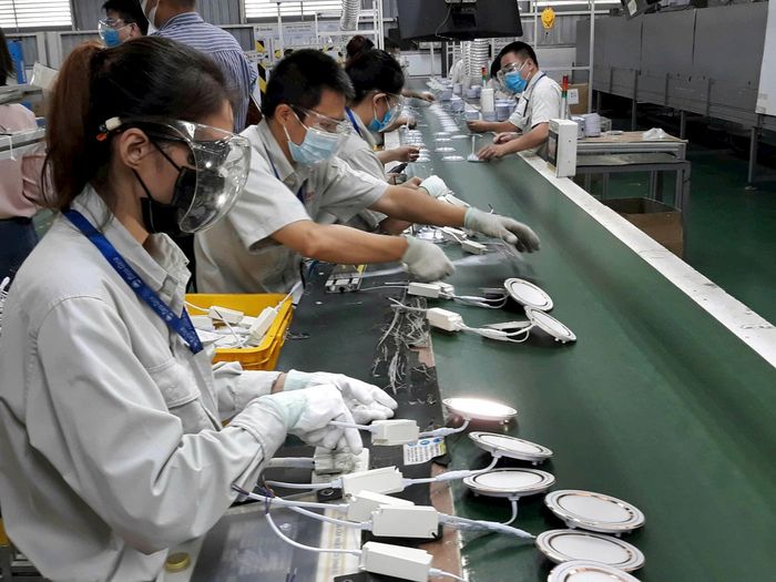 Sản xuất hàng xuất khẩu tại Công ty CP Bóng đèn Phích nước Rạng Đông. Ảnh: Hoài Nam