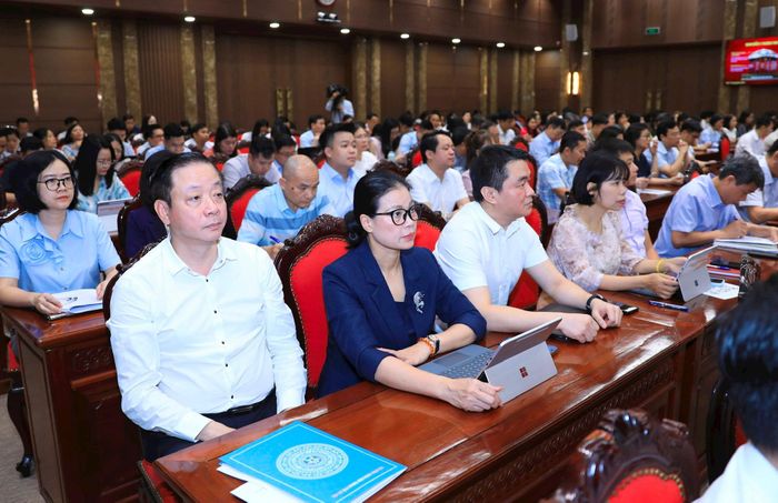 Các đại biểu tham dự hội nghị theo hình thức trực tuyến từ điểm cầu trụ sở Thành ủy Hà Nội. Ảnh: Quang Thái