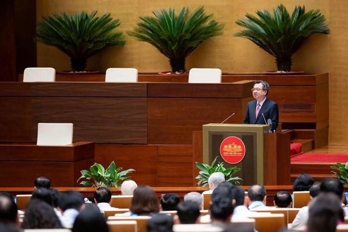 Trưởng ban Chính sách, chiến lược Trung ương Nguyễn Thanh Nghị trình bày Nghị quyết. Ảnh: quochoi.vn
