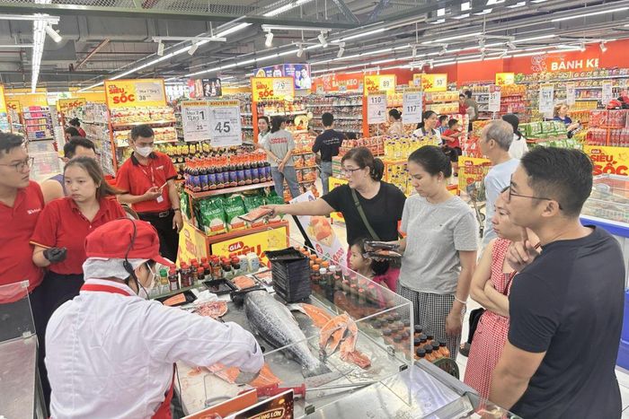 Người tiêu dùng ngày càng lựa chọn kênh bán lẻ hiện đại để mua sắm. Ảnh: P.V