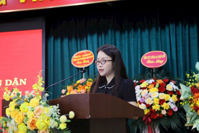 Phó Trưởng phòng Văn hóa - Xã hội phường Cửa Nam Nguyễn Đan Sa công bố quyết định của UBND phường. Ảnh: PV