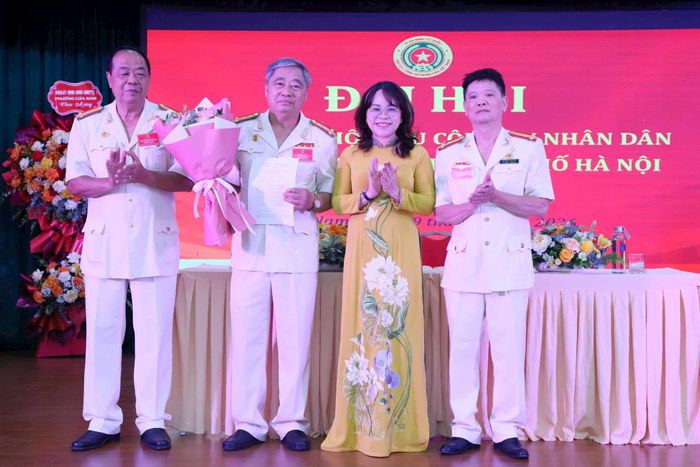 Phó Chủ tịch UBND phường Cửa Nam Trịnh Ngọc Trâm trao quyết định của UBND phường về việc cho phép thành lập Hội Cựu Công an nhân dân phường. Ảnh: PV