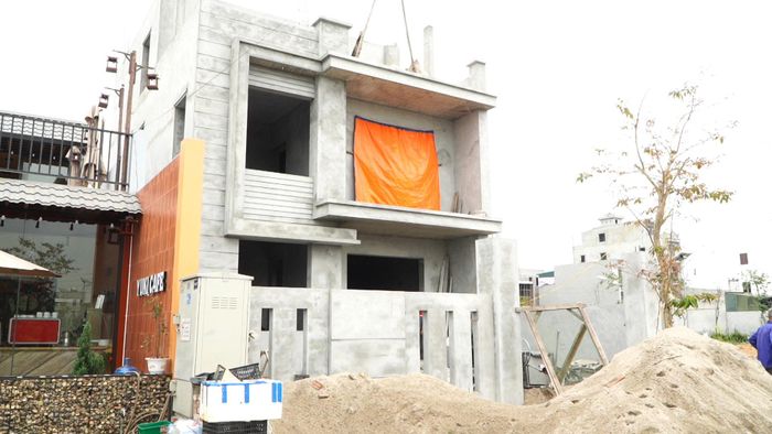 Ngôi nhà mới của gia đình ông Nguyễn Văn Canh, minh chứng cho cuộc sống đã ổn định sau tái định cư. Ảnh: Đỗ Duẩn