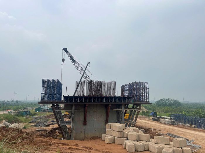 Trên công trường cầu Hồng Hà, các mũi thi công duy trì 3 ca, 4 kíp để đẩy nhanh tiến độ. Ảnh: Đỗ Duẩn