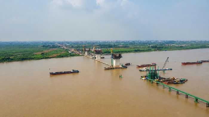Từ sự đồng thuận của người dân, cầu Hồng Hà đang từng ngày hiện hữu trên dòng sông Hồng. Ảnh: Đỗ Duẩn
