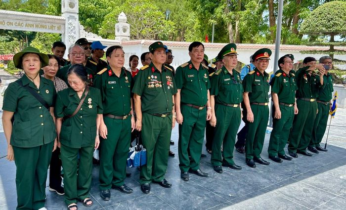 Cán bộ, hội viên Hội Cựu chiến binh phường Ô Chợ Dừa dâng hương, tưởng niệm các anh hùng liệt sĩ trong Hành trình tri ân năm 2026.