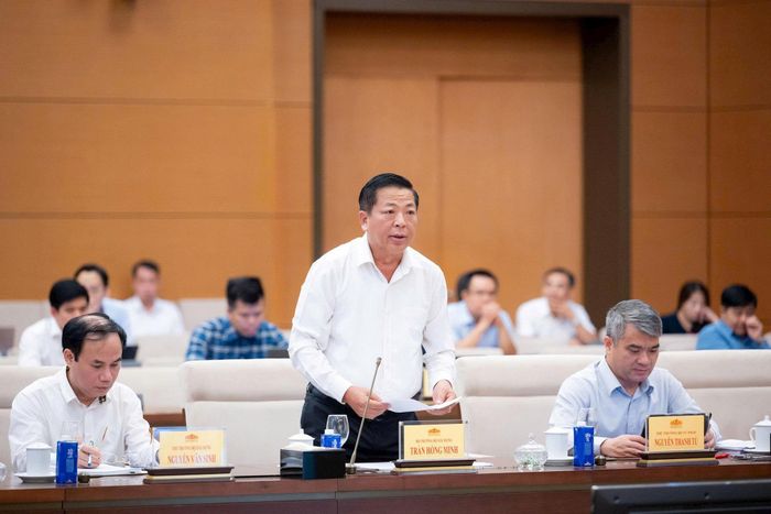 Bộ trưởng Bộ Xây dựng Trần Hồng Minh trình bày tờ trình. Ảnh: media.quochoi.vn