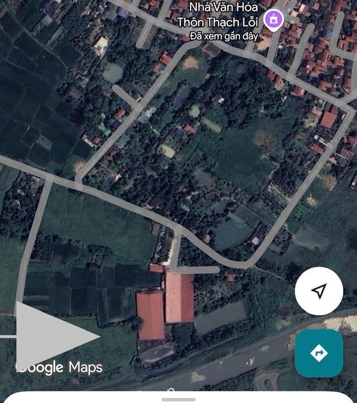 Vị trí trang trại chăn nuôi lợn được xây dựng bên bờ sông Cà Lồ. Ảnh: Google maps.