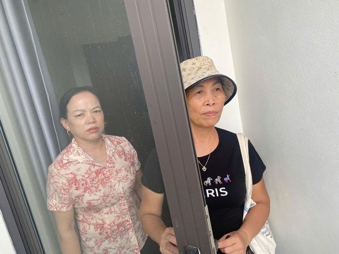 Người dân thôn Chi Đông 3, xã Quang Minh không dám mở cửa nhà để sinh hoạt do không khí bị ô nhiễm nặng nề. Ảnh: Vũ Cường.