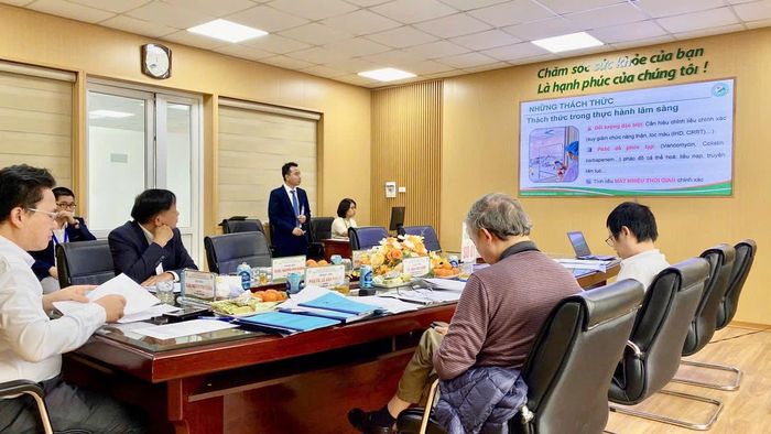 Dược sĩ Trần Duy Khanh trình bày về ứng dụng Smart.InD tại bệnh viện. Ảnh: PV
