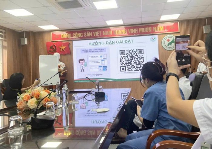 Hướng dẫn cài đặt Smart.InD cho cán bộ, nhân viên y tế trong Bệnh viện Đa khoa Đức Giang. Ảnh: PV