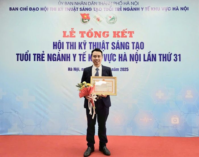 Dược sĩ Trần Duy Khanh và các cộng sự giành giải Nhất Hội thi Kỹ thuật sáng tạo tuổi trẻ ngành Y tế khu vực Hà Nội lần thứ 32. Ảnh: PV