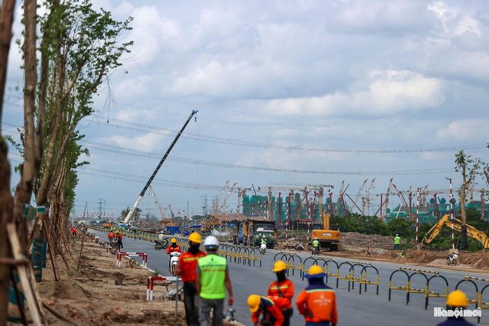 Trong khi đó, trên toàn công trường, hàng nghìn kỹ sư, công nhân cùng nhiều máy móc, thiết bị đang làm việc liên tục để đẩy nhanh tiến độ các hạng mục. Trục đại lộ được quy hoạch đóng vai trò như một tuyến giao thông xương sống, kết nối trực tiếp với Sân vận động Hùng Vương - công trình có quy mô 135.000 chỗ ngồi, được định hướng trở thành sân vận động lớn nhất thế giới sau khi hoàn thành.