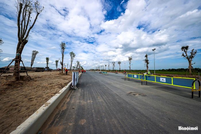 Tuyến đại lộ dài hơn 2km đã cơ bản hoàn thành phần thảm nhựa và đang tiếp tục hoàn thiện hệ thống hạ tầng kỹ thuật, gồm thoát nước, điện chiếu sáng và cảnh quan.
