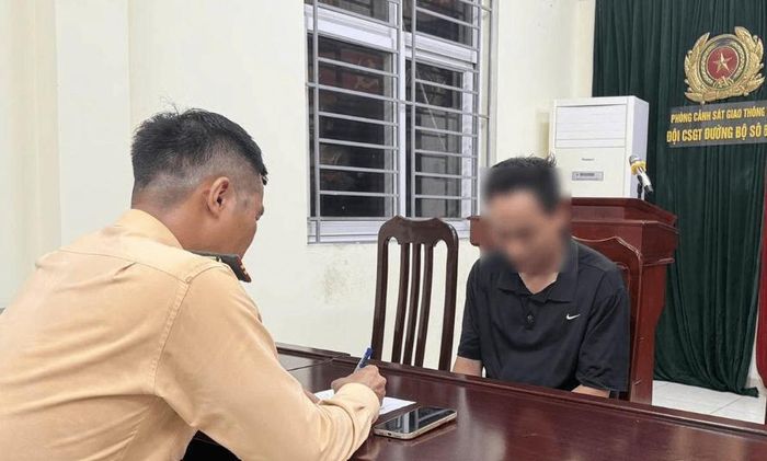 Người điều khiển xe ô tô trình diện tại cơ quan Công an tối 20-7, ngay sau khi xảy ra sự việc ở đường Nguyễn Hoàng. Ảnh: Cơ quan Công an