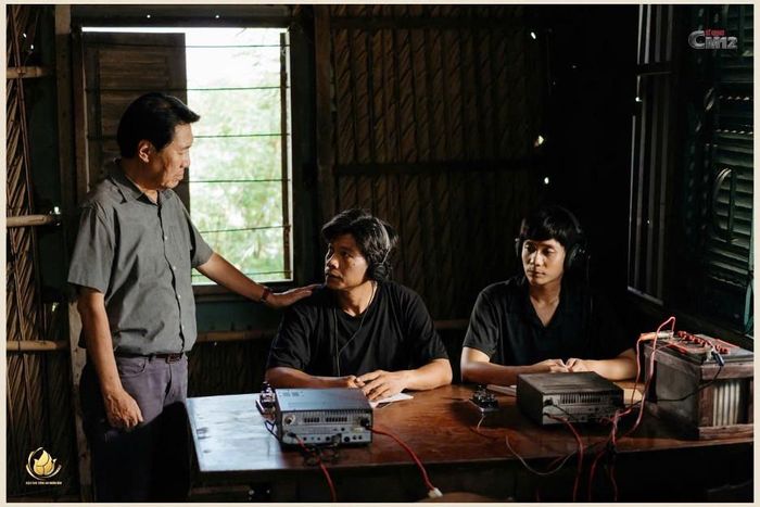 Diễn viên Huỳnh Kiến An (trái) trong một phân cảnh cảm hóa, hướng dẫn những người lầm đường, lạc lối đóng góp vào chuyên án để lập công, chuộc tội. Ảnh: Đoàn làm phim cung cấp