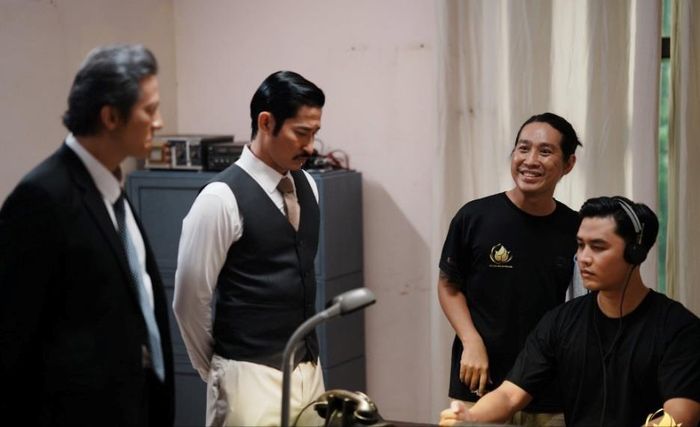 Đạo diễn Trần Duy Linh (thứ hai từ phải qua) chỉ đạo các diễn viên Hoàng Anh, Huy Khánh (từ trái qua) trong một cảnh quay. Ảnh: Điện ảnh CAND