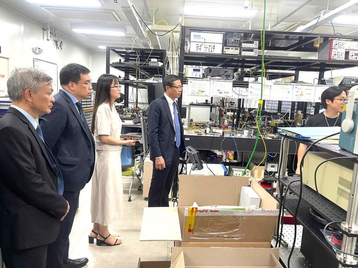 Đoàn công tác thăm quan phòng thí nghiệm của KRISS. Ảnh: PV