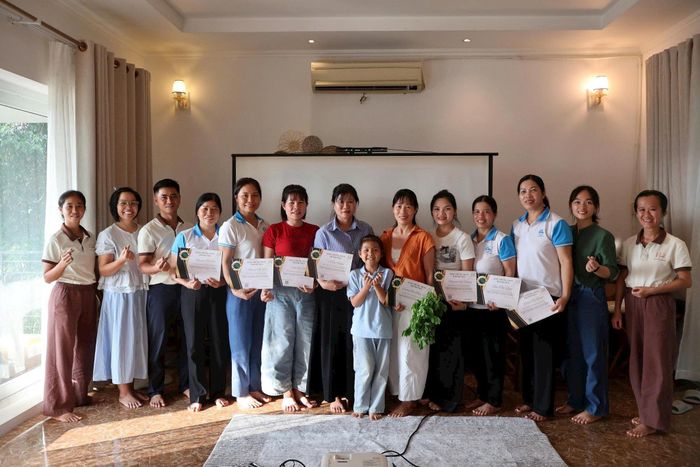 Phụ nữ xã Yên Bài hoàn thành khóa tập huấn về phát triển kinh tế nông hộ từ tài nguyên bản địa, từng bước trang bị kiến thức, kỹ năng xây dựng sản phẩm, phát triển dịch vụ và đón khách du lịch. Ảnh: Hồng Nga