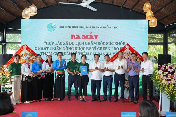 Lãnh đạo xã Yên Bài trao Quyết định thành lập Hợp tác xã Du lịch chăm sóc sức khỏe và Phát triển nông dược Ba Vì. Ảnh: Hồng Nga