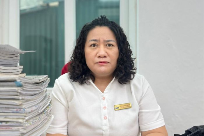 Cô giáo Đào Thị Hồng Quyết, Trưởng khoa Khách sạn - Du lịch (Trường Trung cấp nghề Nấu ăn, Nghiệp vụ Du lịch và Thời trang Hà Nội) chia sẻ về các giải pháp đặc thù khi dạy nghề cho trẻ khiếm thị. Ảnh: Mai Hoa