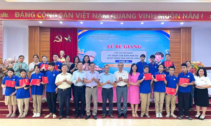 Trao chứng chỉ nghề Kỹ thuật chế biến món ăn và Kỹ thuật pha chế đồ uống cho các học viên khiếm thị, chiều 29-7. Ảnh: Mai Hoa