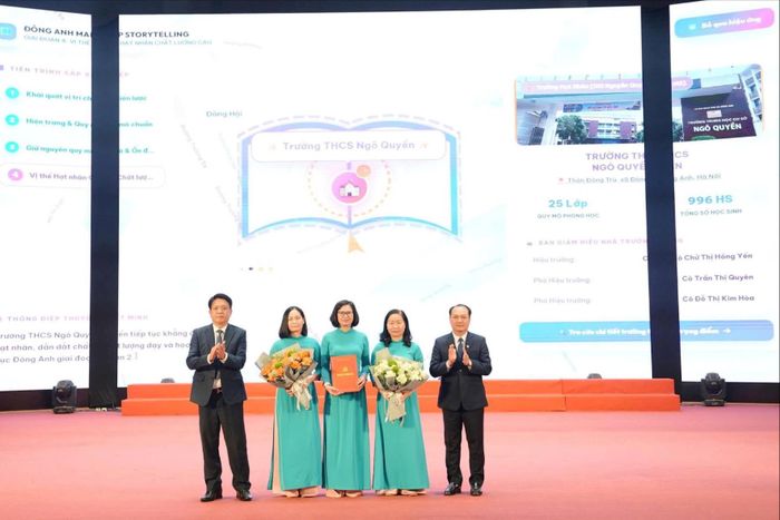 Lãnh đạo xã Đông Anh trao quyết định bổ nhiệm cán bộ quản lý các cơ sở giáo dục công lập sau khi hoàn thành sắp xếp mạng lưới trường học. Ảnh: Mai Khôi