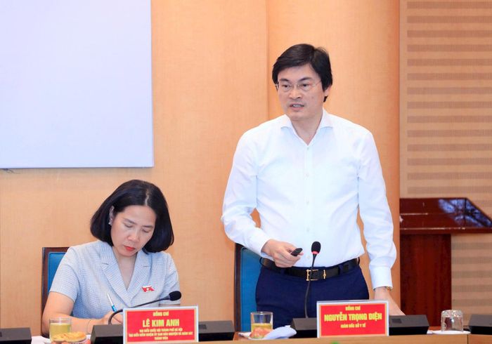 Giám đốc Sở Y tế Hà Nội Nguyễn Trọng Diện báo cáo với Đoàn giám sát. Ảnh: Viết Thành