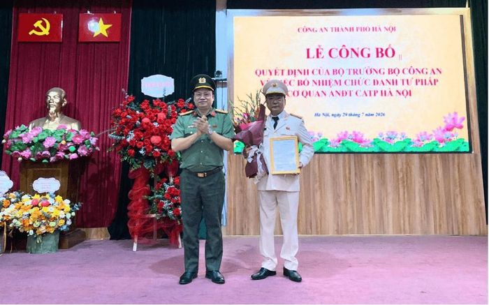 Đại tá Nguyễn Tiến Đạt, Ủy viên Ban Thường vụ Đảng ủy, Phó Giám đốc Công an thành phố Hà Nội, Thủ trưởng Cơ quan An ninh điều tra Công an thành phố Hà Nội trao Quyết định. Ảnh: Trọng Nghĩa