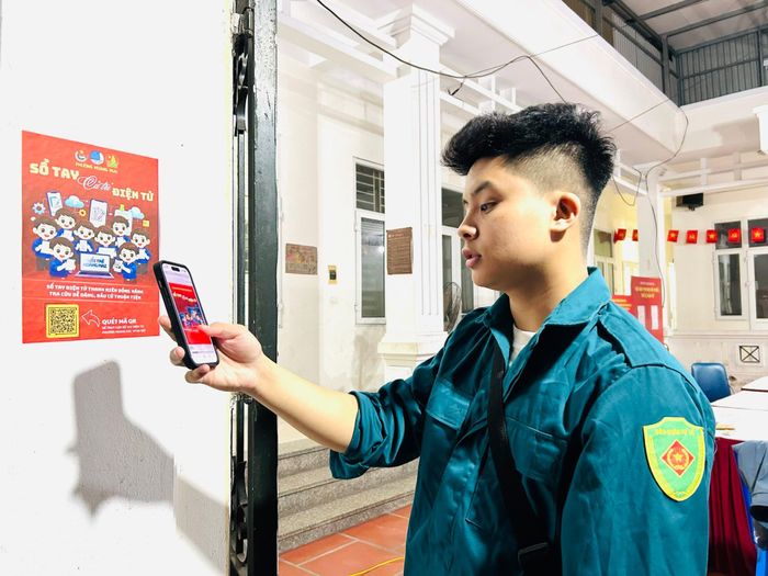 Đoàn Thanh niên phường ứng dụng Sổ tay cử tri điện tử phục vụ tra cứu thông tin bầu cử Đại biểu Quốc hội khóa XVI và đại biểu HĐND các cấp. Ảnh: Trần Oanh.