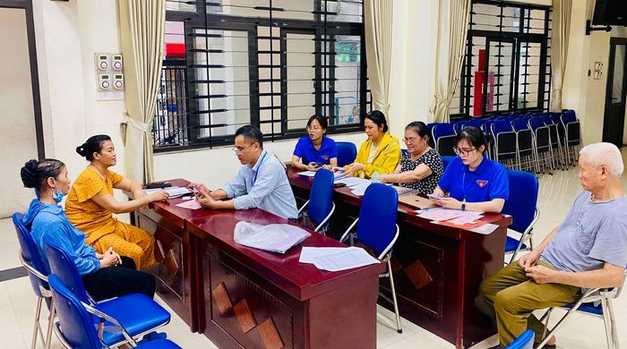 Đoàn Thanh niên phường cử 100 đoàn viên phối hợp 41 tổ dân phố trong cao điểm 45 ngày đêm rà soát, chuẩn hóa dữ liệu đất đai. Ảnh: HM.