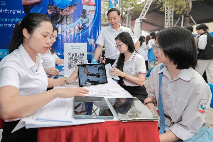 Các cơ sở đào tạo tư vấn chính sách hỗ trợ đào tạo nghề cho các bạn học sinh, sinh viên. Ảnh: PV
