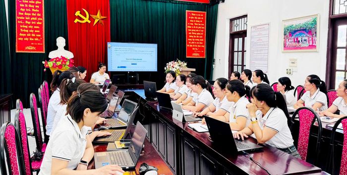 Trường Mầm non thị trấn Phùng tập huấn cho giáo viên về sử dụng AI trong dạy học. Ảnh: MNTTP