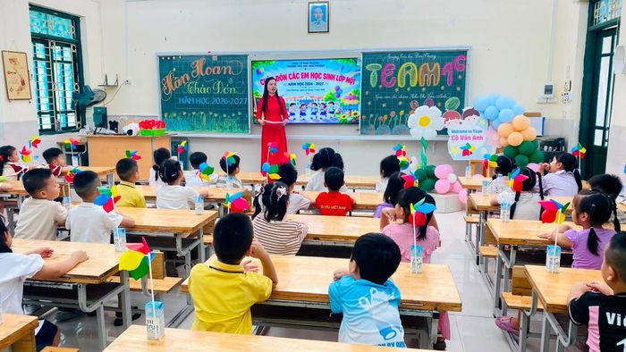 Giờ học của cô và trò Trường Tiểu học Đan Phượng. Ảnh: ĐP