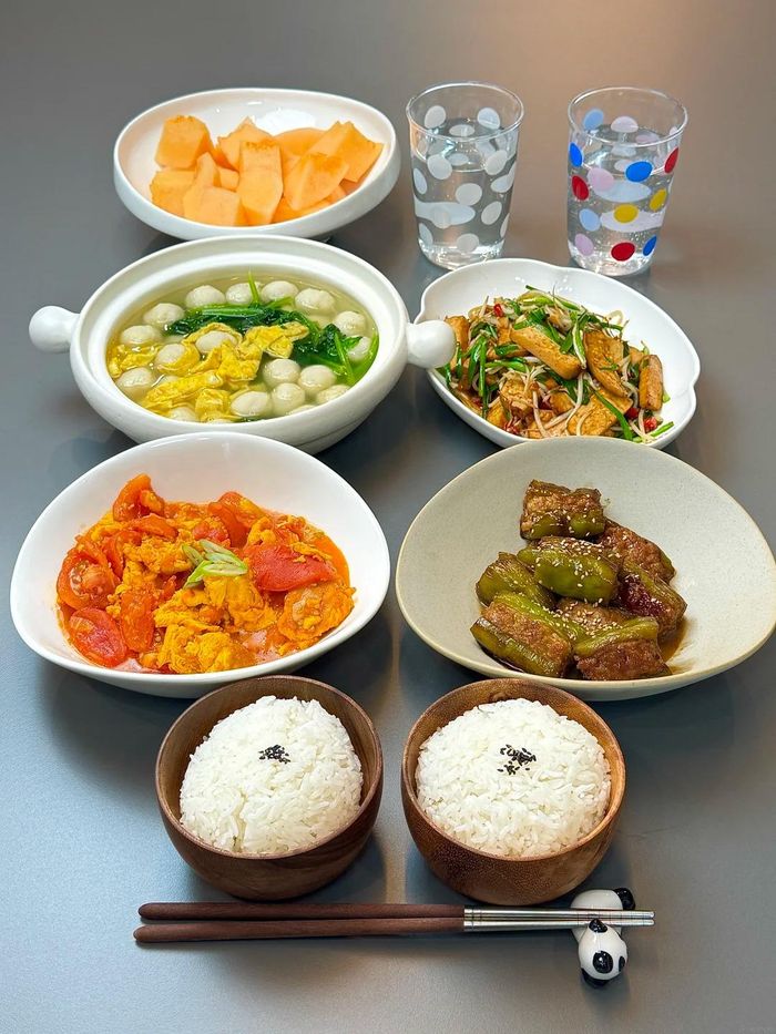  Thực đơn 2: Ớt chuông nhồi thịt, trứng xào cà chua, giá đỗ xào đậu phụ khô, canh cải bó xôi nấu cá viên. Thực đơn này sử dụng những nguyên liệu rất quen thuộc, chi phí vừa phải nhưng vẫn đủ đạm, rau xanh và món canh nóng hổi. 