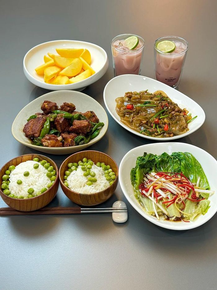  Thực đơn 4: Sườn xào ớt, xà lách sốt dầu nóng, miến hoặc bánh phở dai trộn thịt băm và dưa cải chua. Thực đơn này khá đơn giản nhưng vẫn đủ hấp dẫn nhờ sự kết hợp giữa món mặn, rau xanh và món tinh bột đổi vị. 