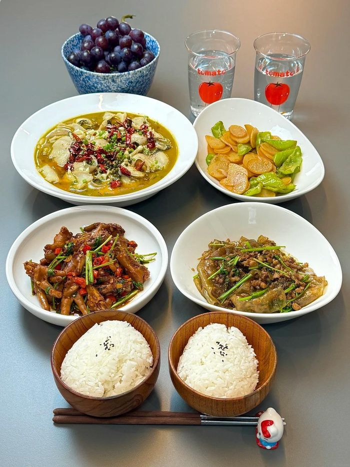  Thực đơn ngày 6: Cá nấu dưa chua, khoai tây xào lát với ớt xanh, chân gà cay, miến hoặc bánh phở dai trộn thịt băm và dưa cải chua. Nếu cơm nhà muốn ăn đậm vị hơn, bạn có thể tham khảo thực đơn này. Cá nấu dưa chua giúp cân bằng vị cay của chân gà, ăn rất hợp trong những ngày mưa hoặc khi cả gia đình quây quần. 