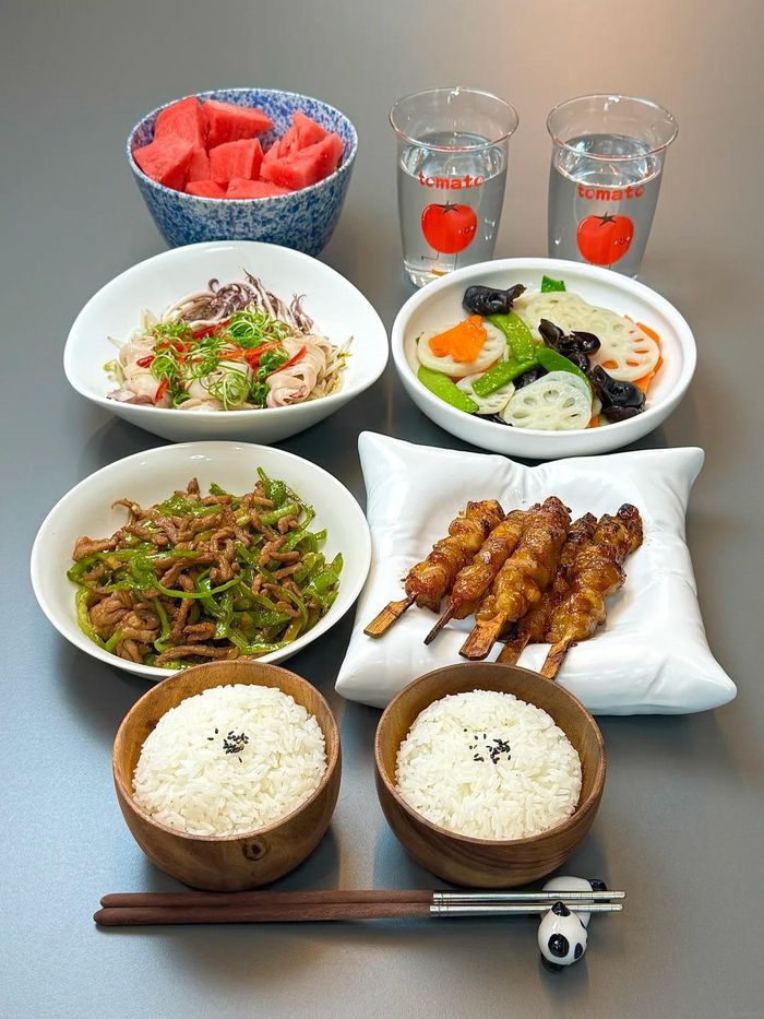  Thực đơn 1: Thịt bò xào ớt chuông, xiên gà sốt teriyaki, rau củ xào thập cẩm (củ sen, cà rốt, đậu Hà Lan...), mực luộc chấm. Thực đơn cơm nhà khá cân bằng với thịt bò, thịt gà và hải sản, thêm một món rau củ nhiều màu sắc giúp mâm cơm vừa đẹp mắt vừa đủ chất. 