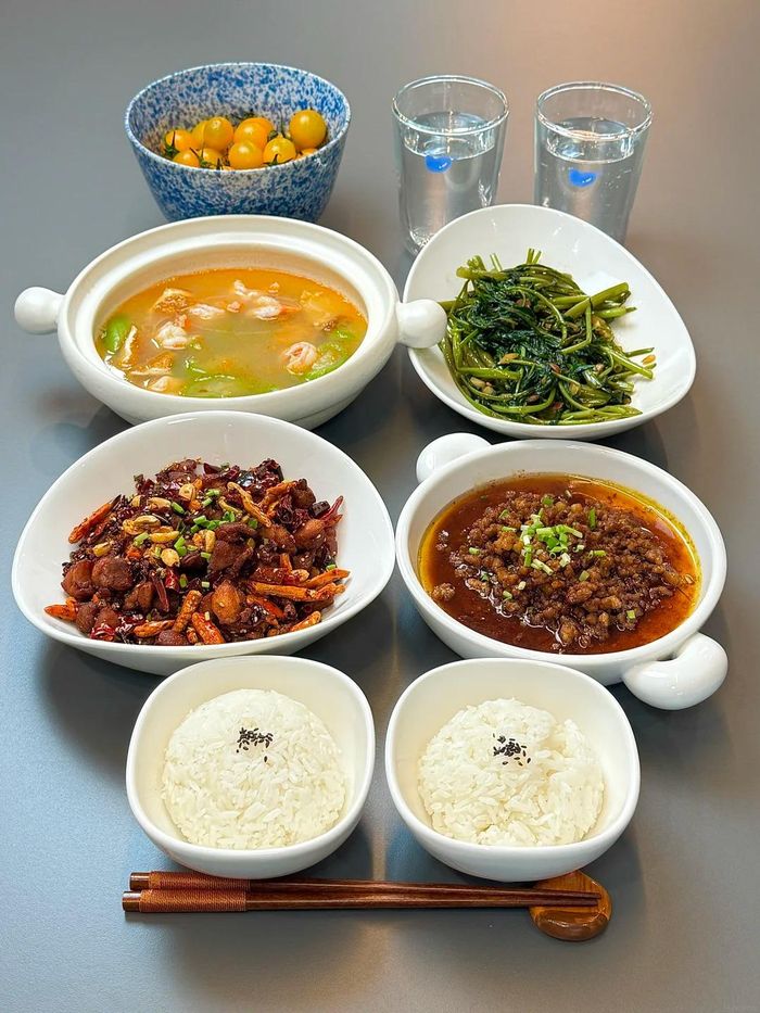  Thực đơn 7: Gà xào ớt khô, trứng hấp thịt băm, rau muống xào tỏi, canh mướp nấu trứng và tôm. Khép lại chuỗi thực đơn là một mâm cơm quen thuộc, dễ ăn và đầy đủ dinh dưỡng. Trứng hấp mềm, canh mướp thanh mát kết hợp với gà xào cay và rau muống xào tỏi tạo nên bữa cơm vừa ngon vừa không ngấy. 