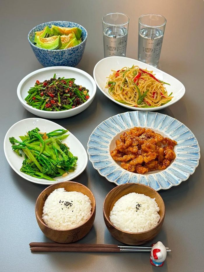  Thực đơn ngày 5: Thịt thăn sốt chua ngọt, bông cải xanh xào tỏi, thịt ốc xào, khoai tây xào sợi với ớt xanh. Đây là mâm cơm dành cho những ai thích vị chua ngọt nhẹ nhàng. Các món đều rất hợp ăn với cơm nóng và không quá cầu kỳ. 