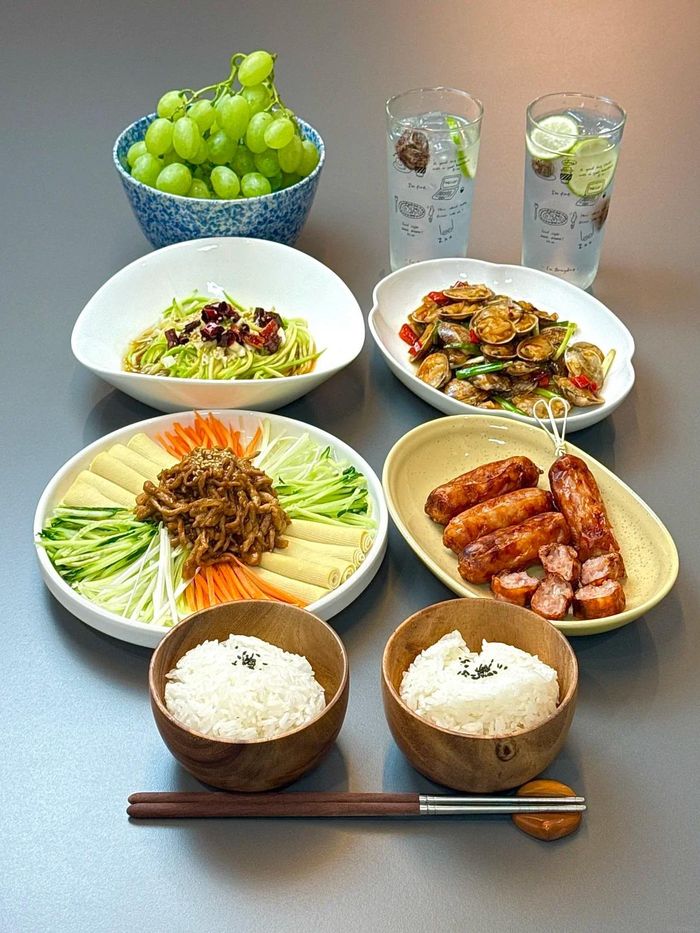  Thực đơn ngày 3: Thịt heo sốt tương, bí ngòi trộn cay, xúc xích nếp nướng, ngao xào cay. Nếu muốn đổi vị một chút, đây là mâm cơm có hương vị đậm đà hơn với món ngao xào cay và thịt sốt tương ăn cùng cơm trắng rất đưa cơm. 