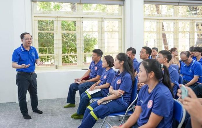 Giảng viên Bộ môn Y học cấp cứu ngoại viện, Trường Đại học Y Dược, ĐHQGHN đang tập huân cho giảng viên, cán bộ của Học viện Phòng cháy chữa cháy và Cứu nạn cứu hộ.