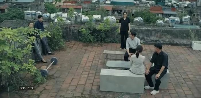 Nhóm bạn từ nhỏ tiếc nuối khi khu chung cư sắp phá đi xây dựng lại. Ảnh VTV