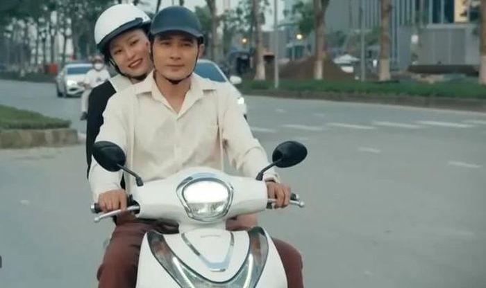 Diệu chủ động để đi cùng Sinh, cả hai vui vẻ suốt quãng đường đi. Ảnh VTV